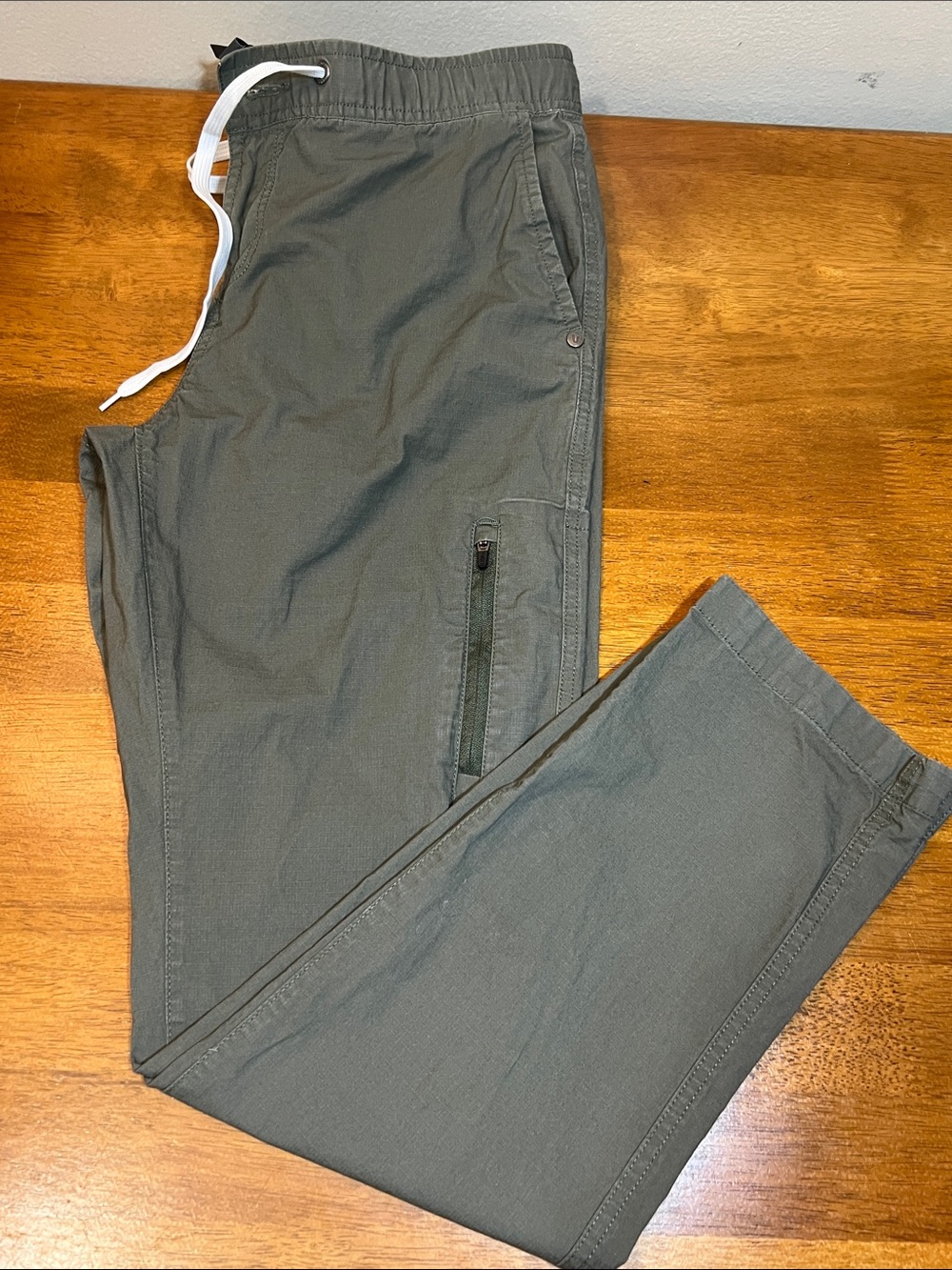 Vuori Lightweight Ripstop olive green pants Size MEDIUM excellent condition